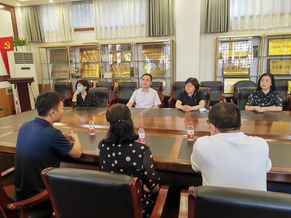 校领导与毕业生代表畅谈